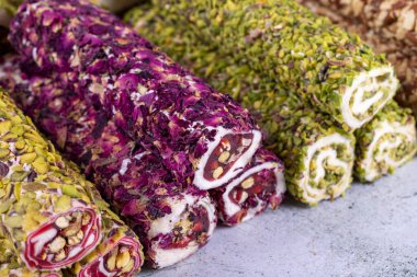 Gri arka planda fıstıklı Türk lokumu çeşitleri. Karışık Türk Lokumu. Yakın plan. yerel adı Fistikli fitil lokum