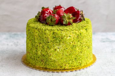 Pistachio ve Çilekli Kutlama Keki. Gri arkaplanda doğum günü pastası