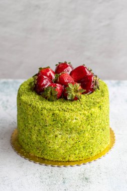 Pistachio ve Çilekli Kutlama Keki. Gri arkaplanda doğum günü pastası