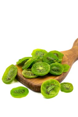 Kurutulmuş kivi dilimi beyaz arka planda izole edilmiş. Gün ışığında kurutulmuş meyve. Kapat.