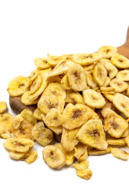 Beyaz arka planda kurumuş muz dilimi. Gün ışığında kurutulmuş meyve. Kapat.
