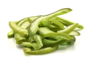 Kurutulmuş nane dilimi beyaz bir arka planda izole edilmiş. Gün ışığında kurutulmuş meyve. Kapat.