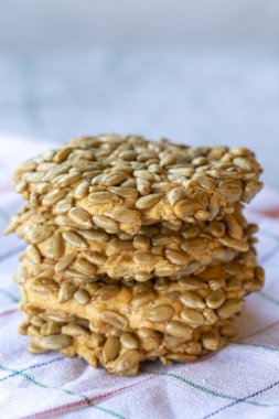 Ay çekirdeği kurabiyeleri. Gri arka planda tuzlu kurabiyeler. Kapat.