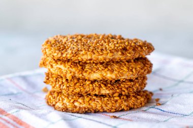 Susamlı kurabiye. Gri arka planda tuzlu kurabiyeler. Kapat.