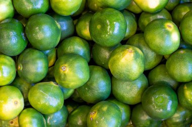 Mandalina tezgahta. Olgun mandalina yığını