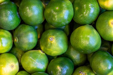 Mandalina tezgahta. Olgun mandalina yığını