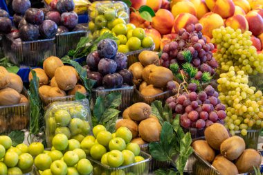 Meyve ve sebze tezgahı. Mağazanın tezgahında çeşitli meyveler var..