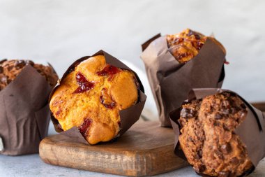 Kek keki. Fırın ürünleri. Gri arka planda çikolatalı ve meyveli pasta. Kapat.