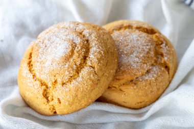 Kurabiye. Fırın ürünleri. Fındıklı kurabiyeler ve gri arka planda şeker. Kapat.