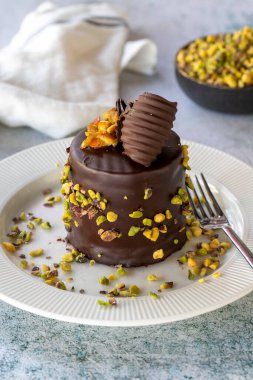 Fıstıklı kek. Fırın ürünleri. Gri arka planda çikolata ve şam fıstıklı kek. Kapat.