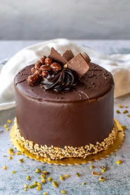 Çikolatalı pasta. Fırın ürünleri. Gri arka planda çikolatalı pasta. Kapat.