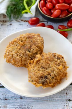 Türk usulü köfte. Türk mutfağı lezzetleri. Ekmek kırıntılarında kızartılmış köfteler. Yerel adı Kadin Budu Kofte ya da Kadın Bacağı Köfteleri. Yakın plan.