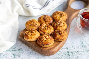 Cevizli kurabiye. Gri arka planda ev yapımı kurabiyeler. Kapat.