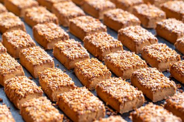 Susamlı kurabiye. Tepside ev yapımı kurabiyeler. Kapat.