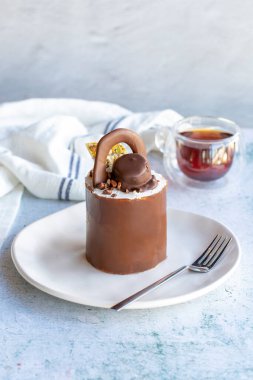 Küçük çikolatalı pasta. Gri arka planda kek. Kapat.