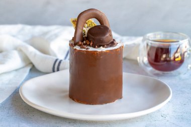 Küçük çikolatalı pasta. Gri arka planda kek. Kapat.