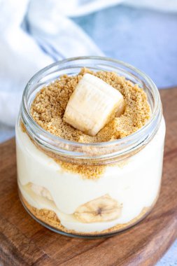 Muzlu manolya tatlısı. Cam kasede nefis manolya tatlısı. Kapat.