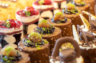 Pasta çeşitleri. Pasta tezgahında pastalar sergileniyor.