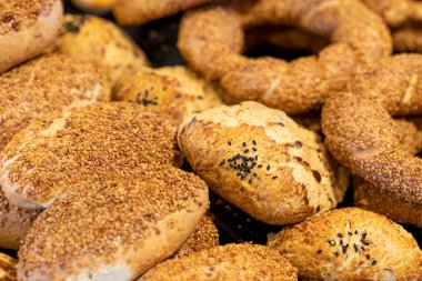 Geleneksel Türk hamur işi kavramı, pogaca, simit, simit. Kapat.