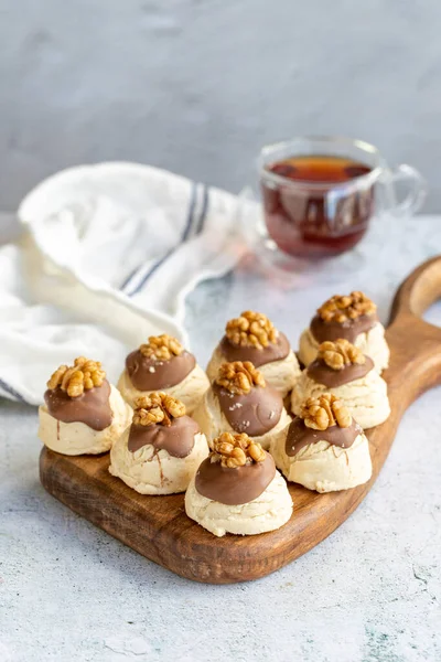 Chokladkaka Hemmagjorda Kakor Grå Bakgrund Närbild — Stockfoto