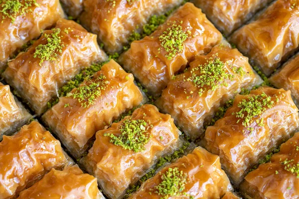 Tepside fıstıklı baklava. Ege mutfağı lezzetleri. Kapat.
