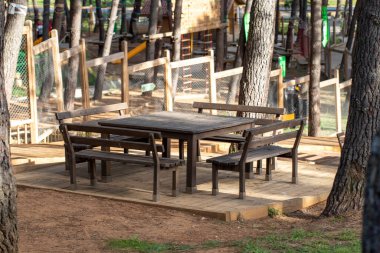 Yeşil park alanındaki oturma alanı. Geniş bir grup için oturma alanı