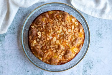 Fındıklı kek. Gri arka planda ev yapımı kek. Kapat.