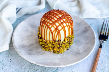 Fıstıklı kek. Fırın ürünleri. Gri arka planda fıstıklı ve meyveli kek. Kapat.