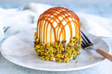 Fıstıklı kek. Fırın ürünleri. Gri arka planda fıstıklı ve meyveli kek. Kapat.