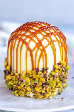 Fıstıklı kek. Fırın ürünleri. Gri arka planda fıstıklı ve meyveli kek. Kapat.