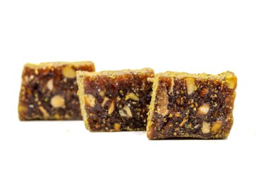 Beyaz arka planda izole edilmiş Türk zevki. İncir ve şam fıstıklı Türk yemeği. Geleneksel Türk lezzetleri. Kapat.