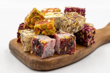 Beyaz arka planda izole edilmiş karışık Türk lokumu. Geleneksel Türk lezzetleri. Kapat.