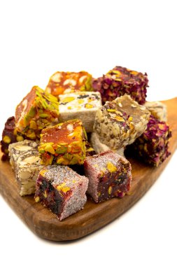 Beyaz arka planda izole edilmiş karışık Türk lokumu. Geleneksel Türk lezzetleri. Kapat.