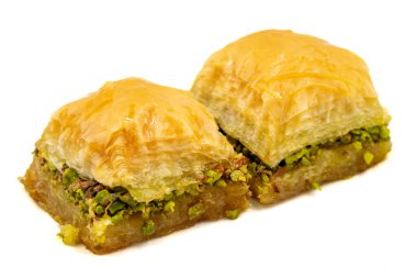 Beyaz arka planda şam fıstıklı baklava. Geleneksel Türk mutfağı lezzetleri. Kapat.