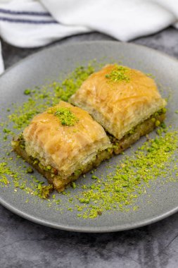 Fıstıklı baklava, koyu arkaplanda. Geleneksel Türk mutfağı lezzetleri. Kapat.