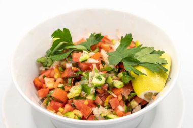 Beyaz arka planda izole edilmiş salata. Domatesli salata, salatalık ve biber. Kapat.