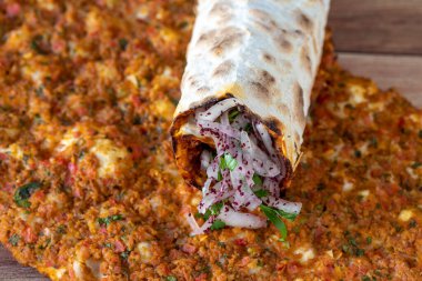 Lahmacun ya da ahşap arka planda kıymalı Türk pizzası. Türk yemekleri. Kapat.