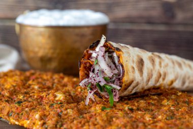 Lahmacun ya da ahşap arka planda kıymalı Türk pizzası. Türk yemekleri. Kapat.