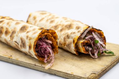 Lahmacun ya da Türk pizzası beyaz arka planda izole edilmiş. Türk yemekleri. Kapat.