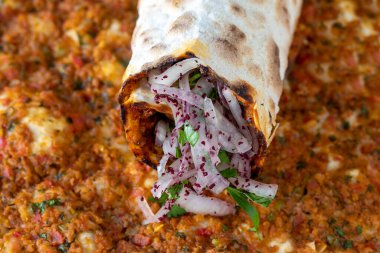 Lahmacun ya da kıymalı Türk pizzası. Türk yemekleri. Kapat.