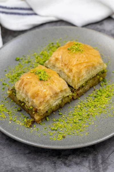 Pistazienbaklava Auf Dunklem Hintergrund Traditionelle Türkische Spezialitäten Nahaufnahme — Stockfoto