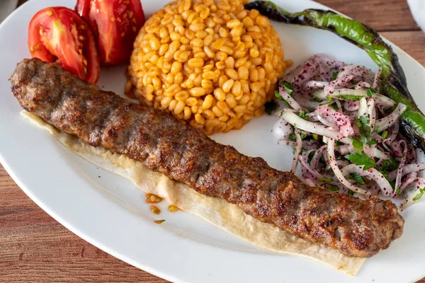 Kebab Adana Sobre Fondo Madera Delicias Tradicionales Kebab Turco Cerca —  Fotos de Stock