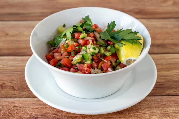 Salat Auf Holzgrund Salat Mit Tomaten Gurken Und Paprika Nahaufnahme — Stockfoto