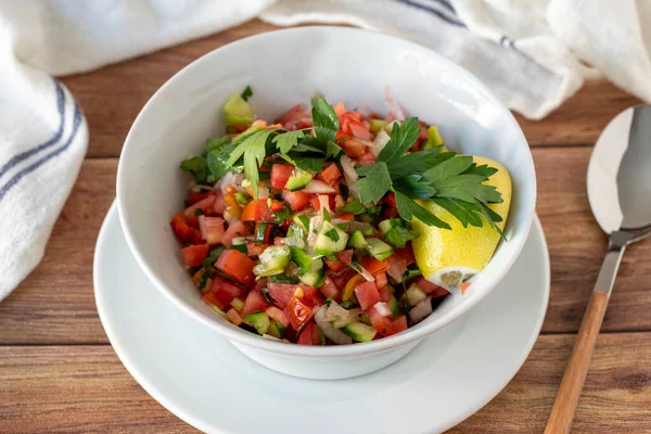 Salat Auf Holzgrund Salat Mit Tomaten Gurken Und Paprika Nahaufnahme — Stockfoto