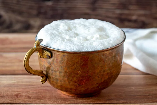 Latticello Frizzante Bicchiere Rame Cucina Tradizionale Turca Bevanda Base Yogurt — Foto Stock