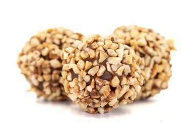 Çikolatalı pralin. Beyaz arka planda fındıklı çikolata. Kapat.