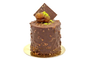 Beyaz arka planda izole edilmiş çikolata ve kestane keki. Kapat.