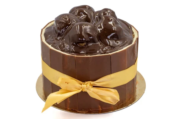 Torta Cioccolato Profiteroles Isolata Fondo Bianco Torta Compleanno Celebrazione Vicino — Foto Stock