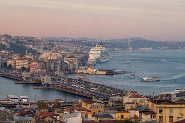 İstanbul Boğazı Köprüsü ve Galata Köprüsü. Tepeden alınan Boğaz manzarası.