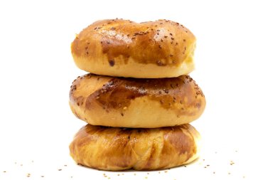 Nigella tohumlu Türk pogakası. Geleneksel tatlar. Pogaca beyaz arka planda izole edilmiş. Kapat.